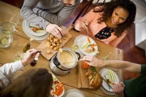 invitados disfrutando de una fondue