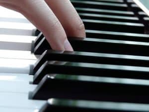 manos tocando teclas de un piano