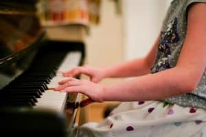 niña aprendiendo a tocar el piano