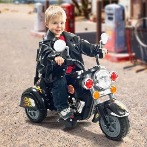niño en su moto electrica de 3 ruedas