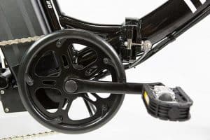 pedales de una bicicleta plegable electrica