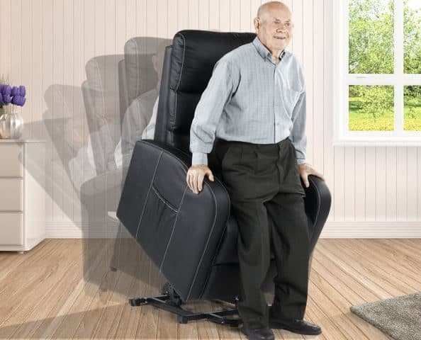 señor mayor usando funcion levanta personas en un sillon relax