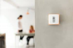 termostato inalambrico instalado en la pared