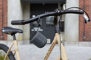 altavoz portatil inalambrico colgado en bicicleta