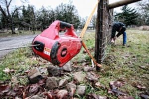 cabestrante sujetando una valla