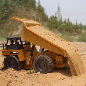 camion de juguete en terreno de tierra