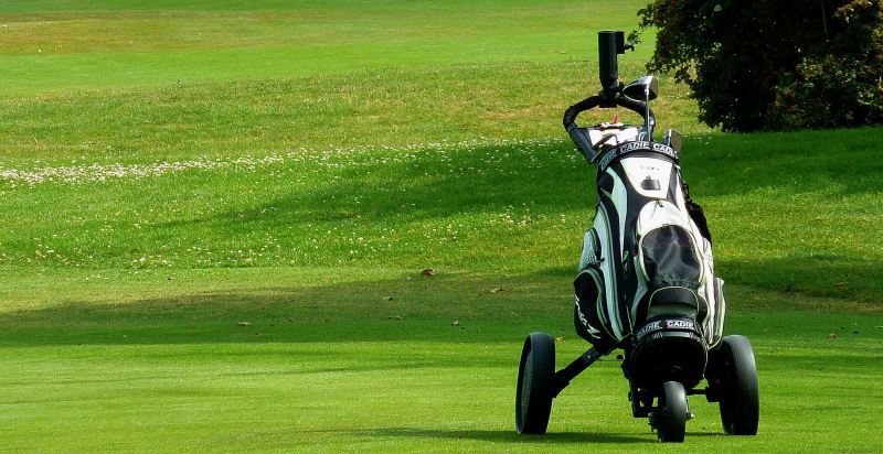 carrito de golf eléctrico en el campo