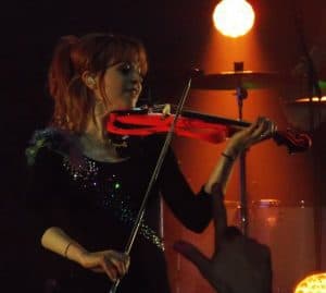 chica tocando el violin electrico