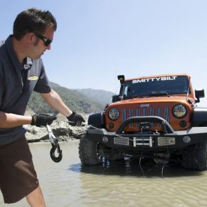 hombre usando cabestrante con un 4x4