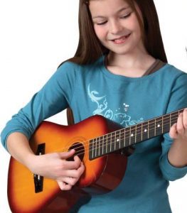 niña adolescente tocando una guitarra acustica