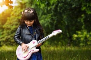 niña con guitarra de juguete