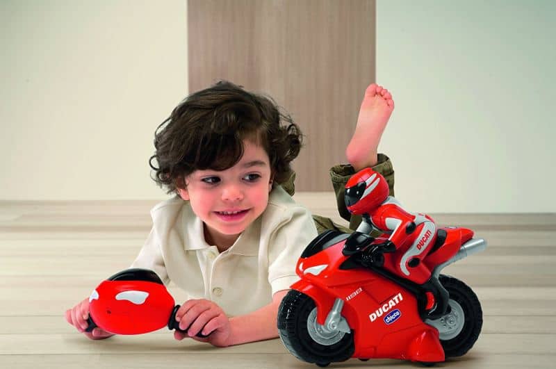 niño con moto teledirigida