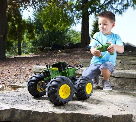 niño disfrutando con un tractor radio control