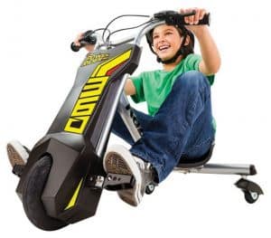 niño montado en un triciclo electrico