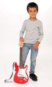 niño pequeño con guitarra electrica