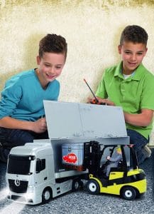 niños jugando con un camion de radio control