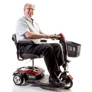 persona mayor con movilidad reducida en vehiculo electrico de 3 ruedas