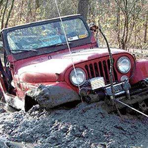 sacando un todoterreno del barro