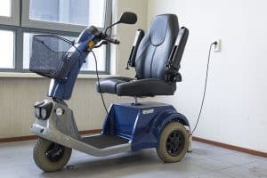 scooter triciclo electrico para mayores cargando bateria