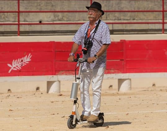 señor montado en patinete electrico