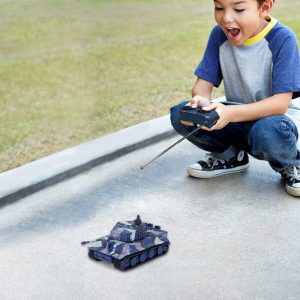 niño jugando con un tanque de radio control