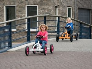 niños sobre quads de pedales