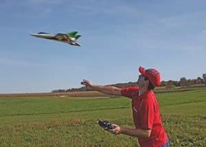 hombre con avion teledirigido en el exterior