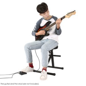 chico con pedal amplificador de guitarra