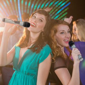 chicas con microfonos de karaoke para casa