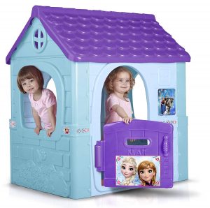 niñas dentro de una casa de juguete de Frozen