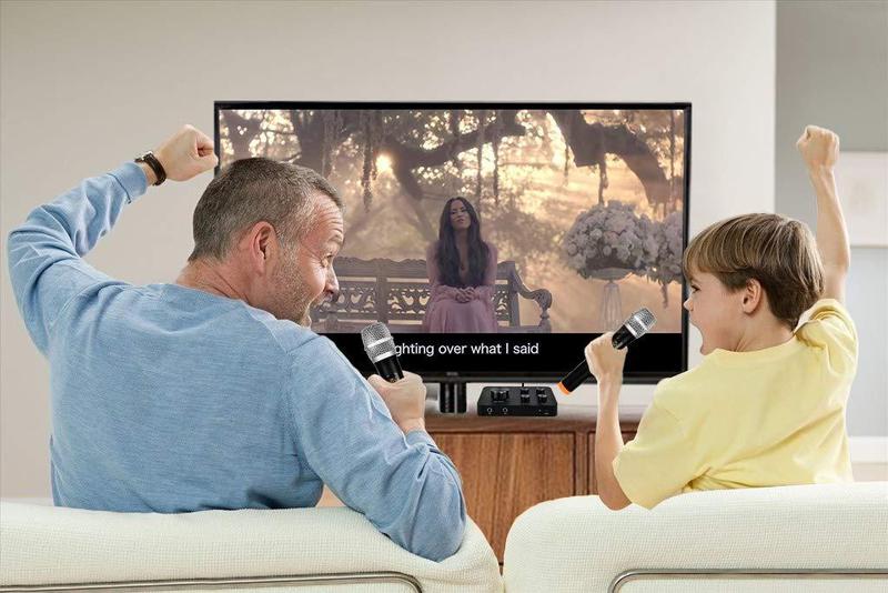 padre e hijo cantando karaoke en casa