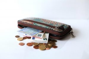 dinero en billetes y monedas en una cartera