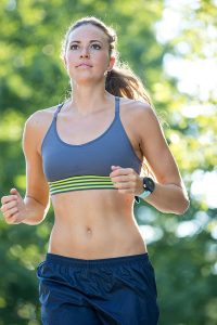 chica entrenando con pulsómetro